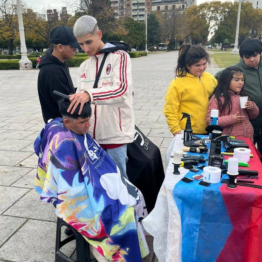 Barbero de Villa Elvira encabezó labor solidaria en Plaza Moreno