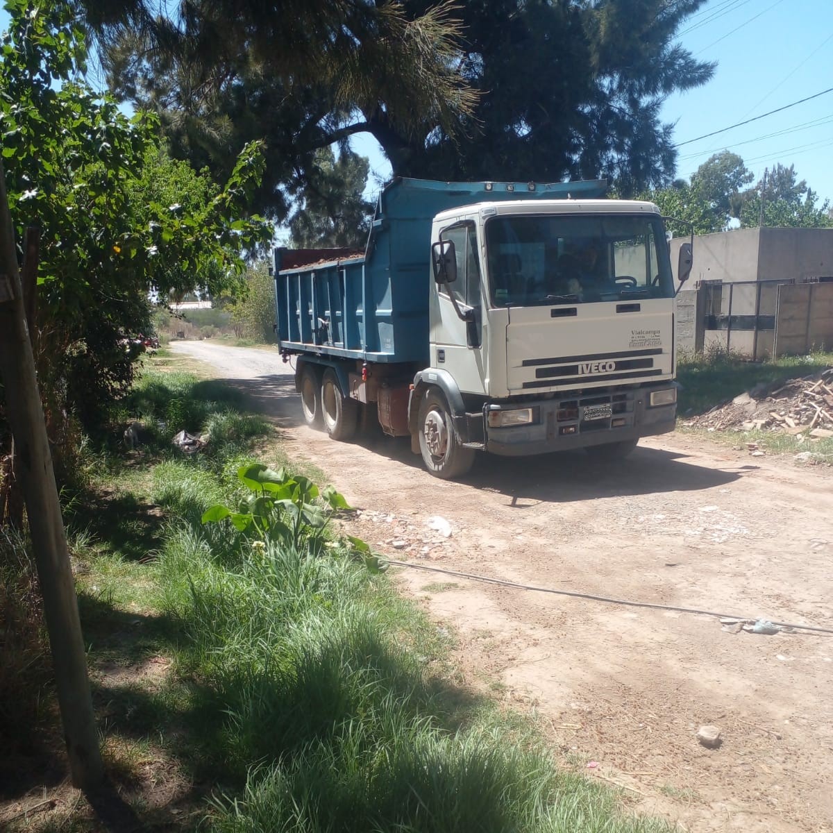El paso de camiones hace que se levante polvo y deben vivir con las puertas cerradas