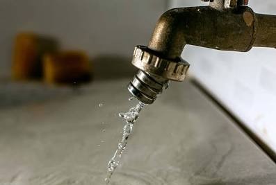 Un barrio de Villa Elvira se queja de la baja presión y la falta de provisión de agua