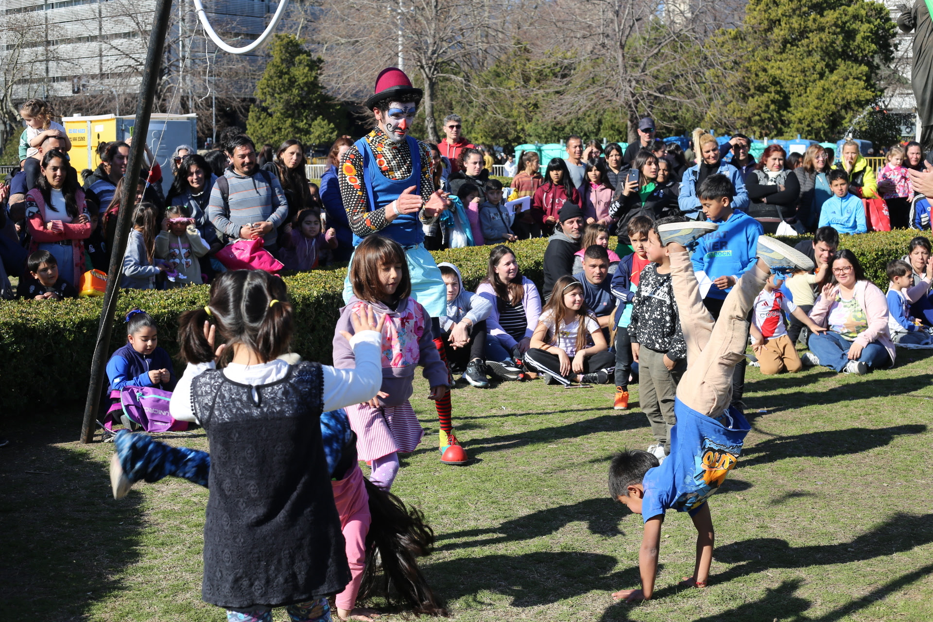 La Plata festeja el Día del Niño en Plaza Moreno a pura música, juegos y espectáculos