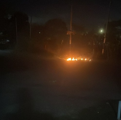 "Los vecinos prenden fuego la basura porque no se la llevan" dijo vecino de 90 y 118