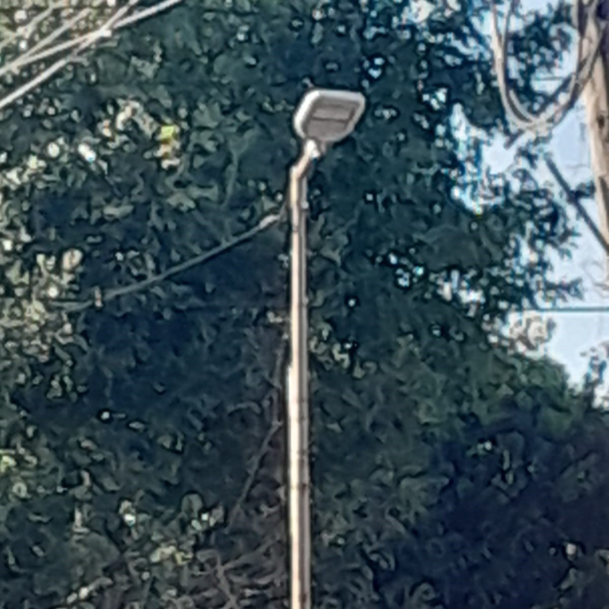 Vecinos siguen denunciando robo de luminarias que dejan barrios a oscuras