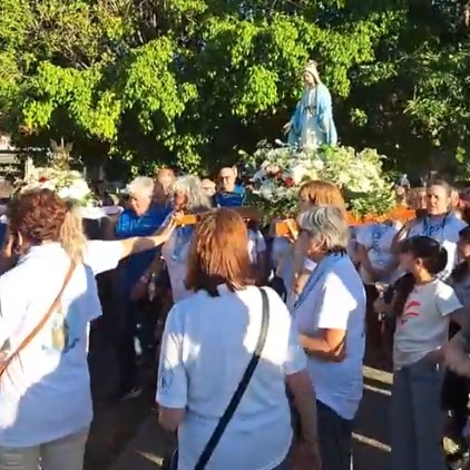 Hermosa procesión de la Comunidad de la Medalla Milagrosa