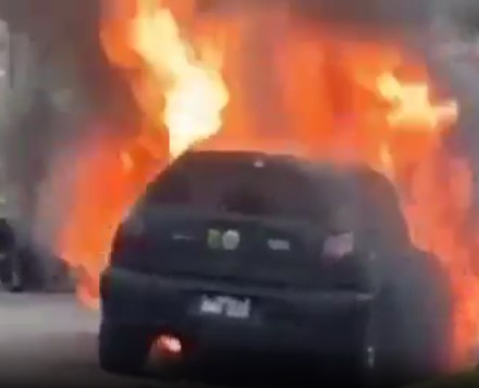 Incendio de un auto en 13 y 79: Habría sido intencional