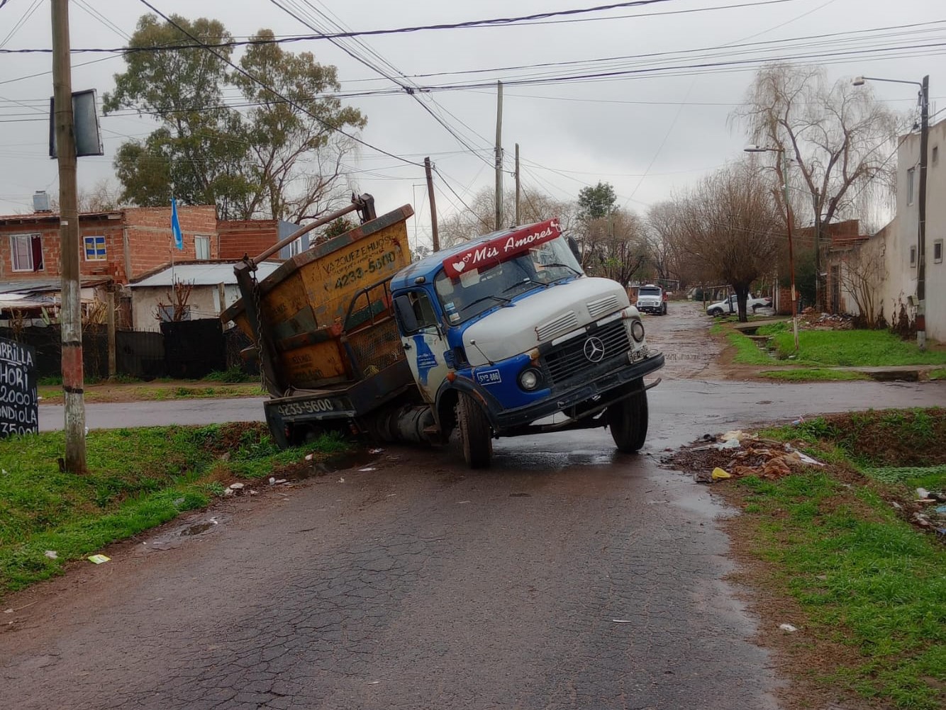 Un camionero se encajó en 13 y 89: Permaneció allí un largo rato hasta poder ser retirado