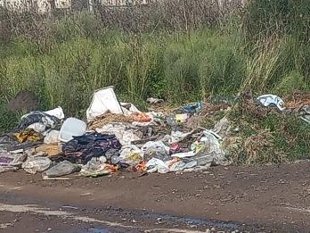 La lucha de un barrio que busca repeler a los que tiran basura