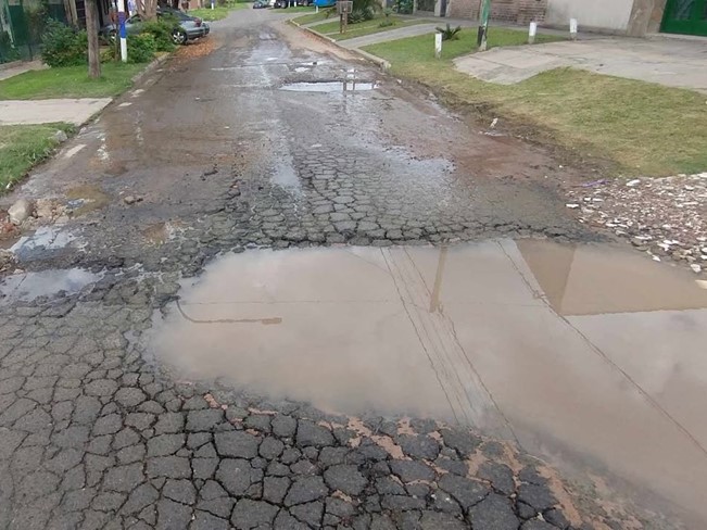 Vecinos se quejan del deterioro de una calle que está llena de pozos