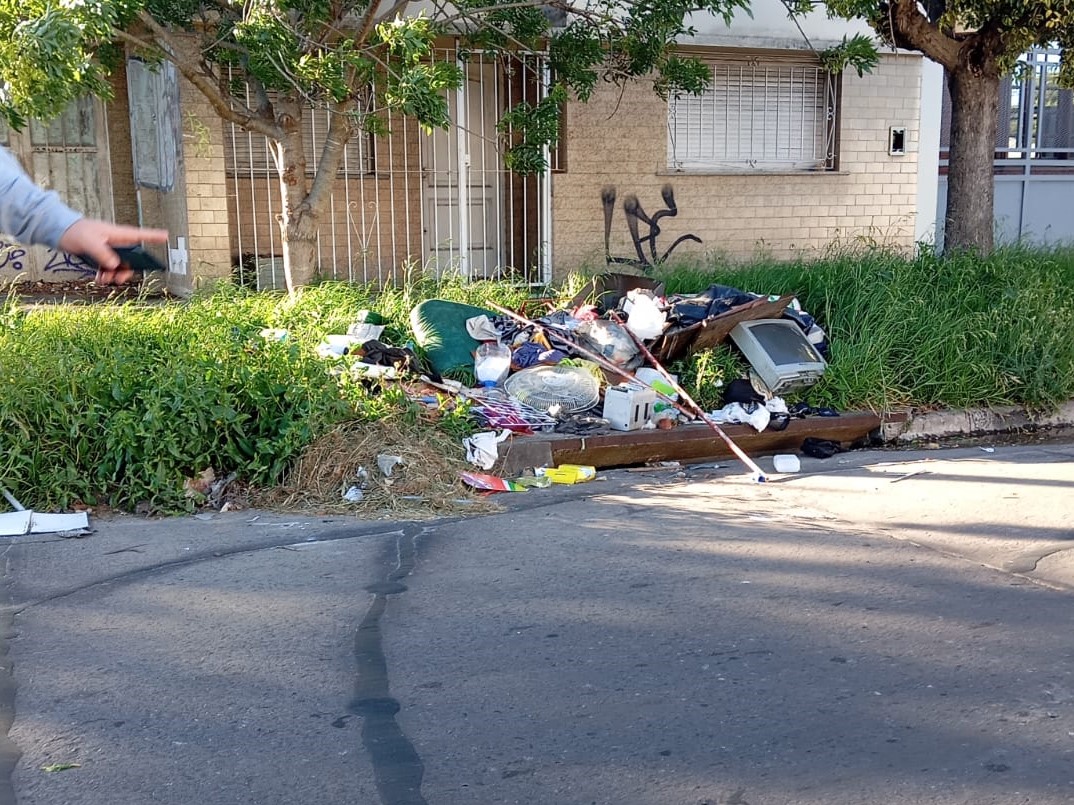 Vecinos no saben más: Se formó un basural en pleno casco por acción de un grupo de vecinos