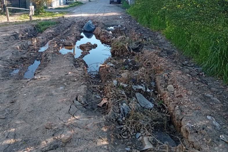 97 entre 115 y 116: La acumulación de agua hizo una calle intransitable
