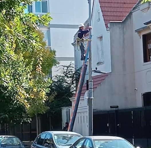 "Se suben a los postes, andan en las alturas mirando las casas y no sabemos quiénes son": Vecinos advierten sobre los trabajos de empresa de cable