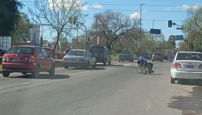 Temen por la integridad de un hombre que pide en silla de ruedas en un peligroso cruce