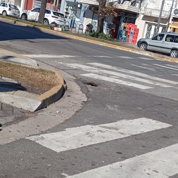Sigue sin arreglo el socavón de 7 y 74