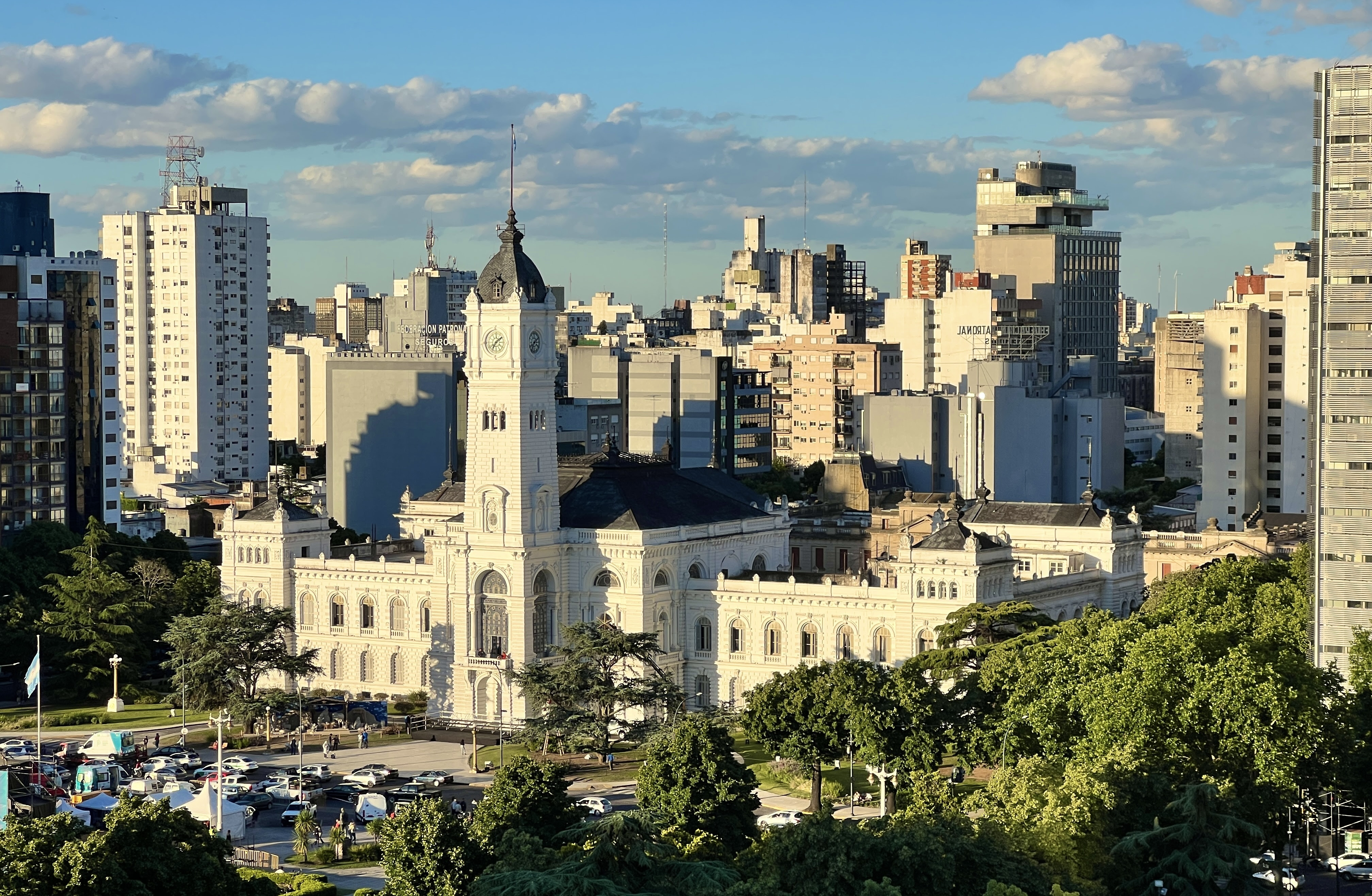 Funcionamiento de los servicios municipales durante los feriados del jueves y el viernes