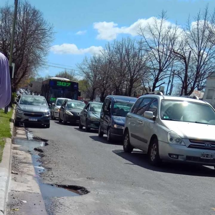 Bronca de vecinos porque el colectivo no les para en horas pico en 7 y 76