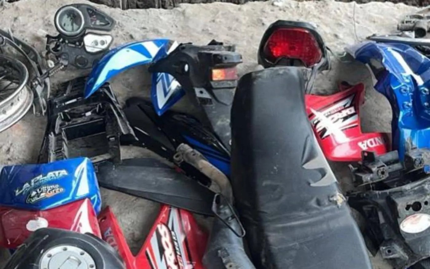 La Policía desbarató una banda roba motos en Los Hornos: cuatro aprehendidos y un importante secuestro de motopartes