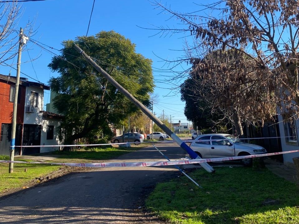 No se puede hacer más lento: Una semana esperando una solución sobre un poste caído