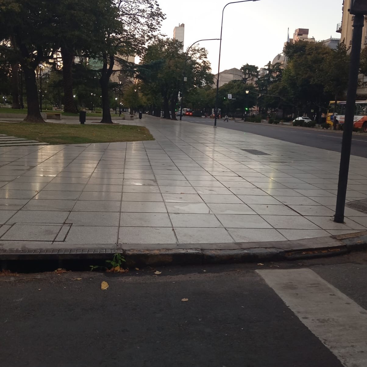 Preocupa el piso de las plazas por la falta de adherencia cuando están mojadas