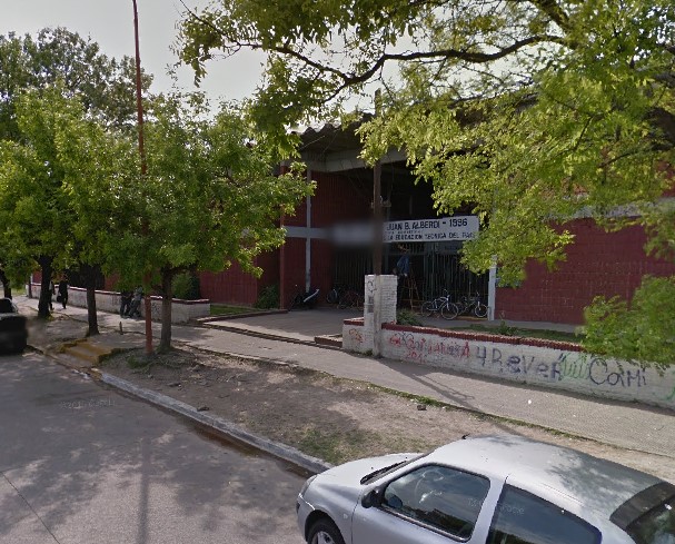 Alumnos y alumnas de una escuela de Tolosa fabrican lavandina con las pilas usada