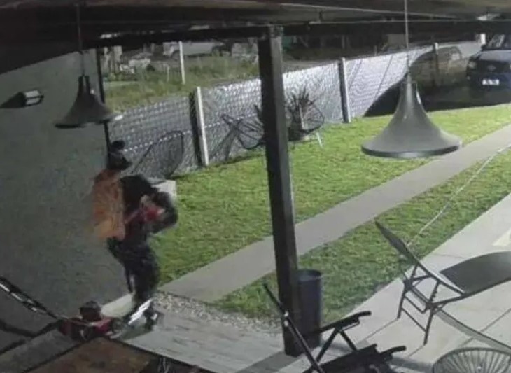 Tres sujetos se metieron en una vivienda en el Barrio El Roble de Arana