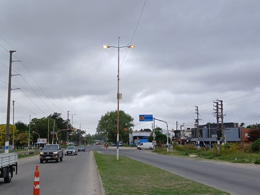 Explicaron por qué las luminarias reparadas de Ruta 11 siguen prendidas