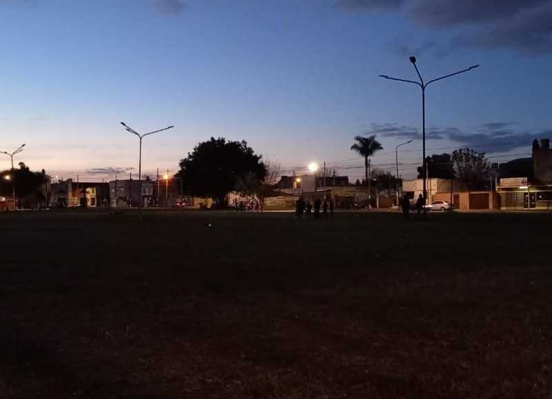 Nuevamente el predio de 10 y 82 está a oscuras