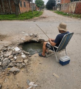 Vecinos salen a visibilizar de cualquier forma el bache de 5 y 99