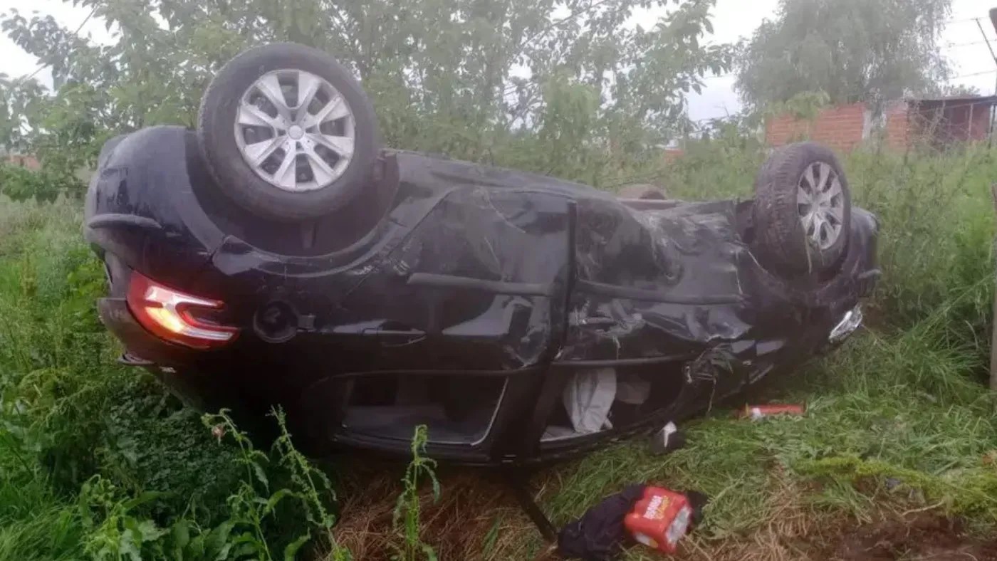 Murió un joven que había chocado y volcado en 117 y 609