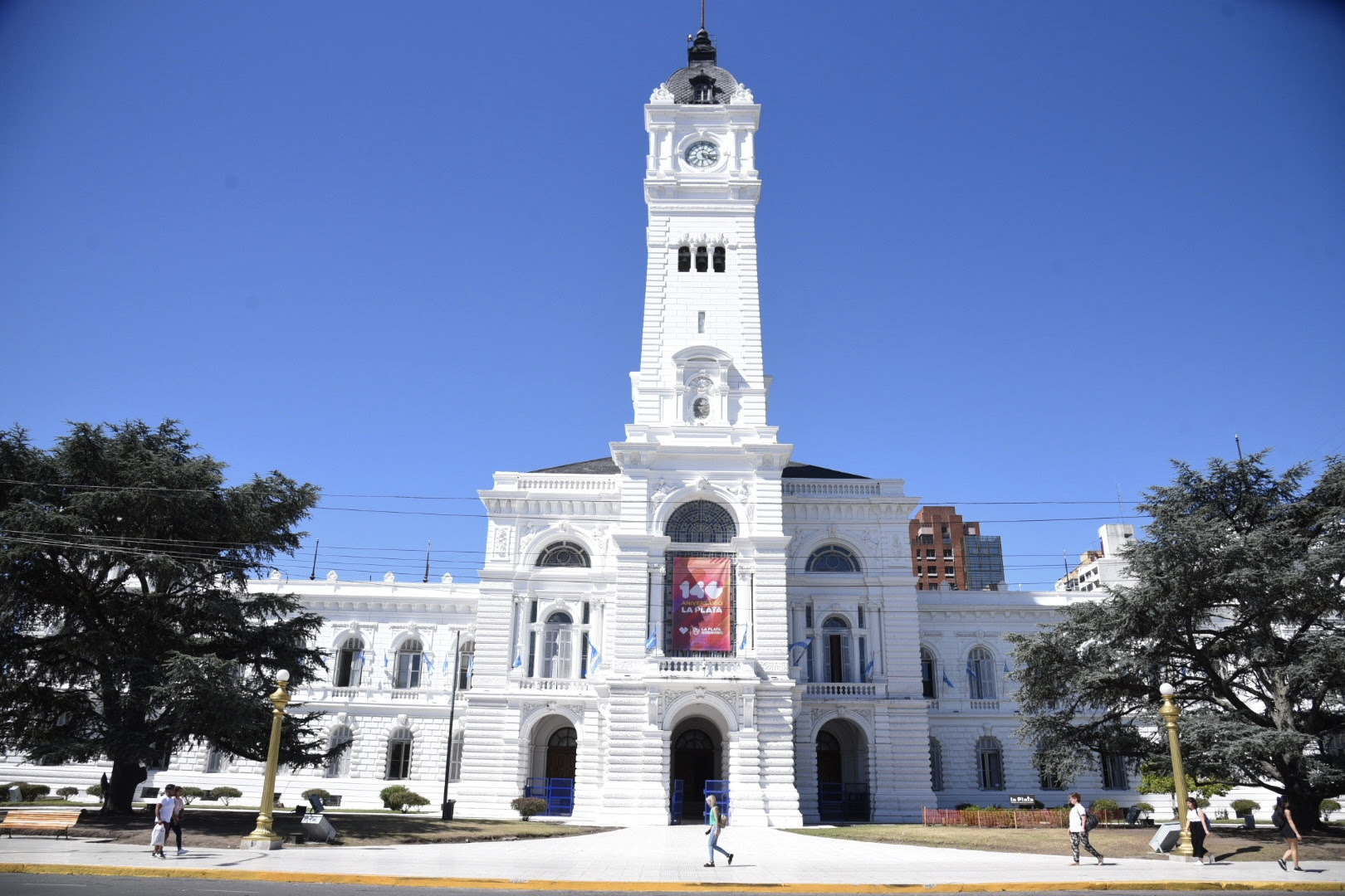 Disponen un aumento salarial del 7% para los trabajadores municipales de La Plata