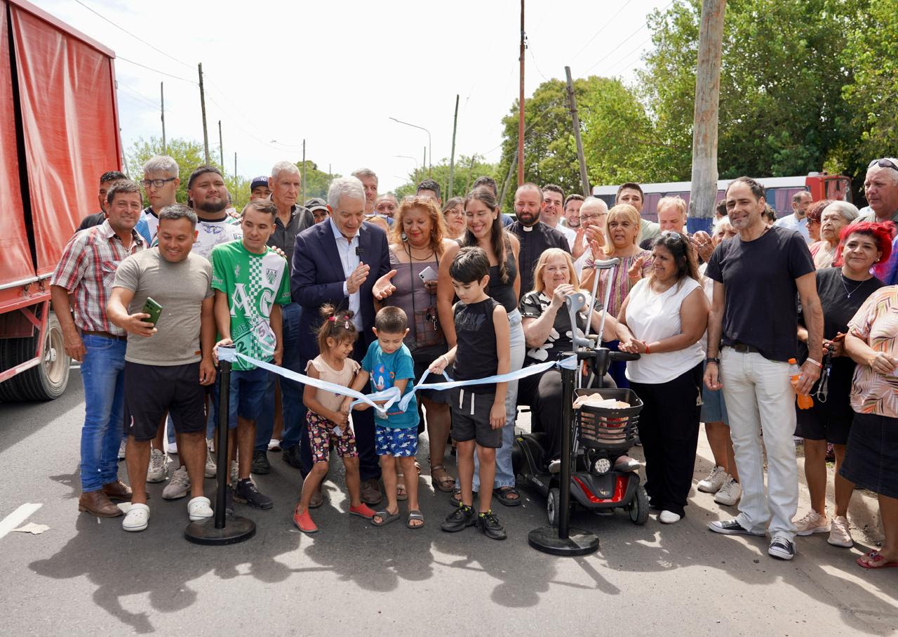 Alak estuvo ayer en barrio Monasterio para inaugurar una nueva carpeta asfáltica