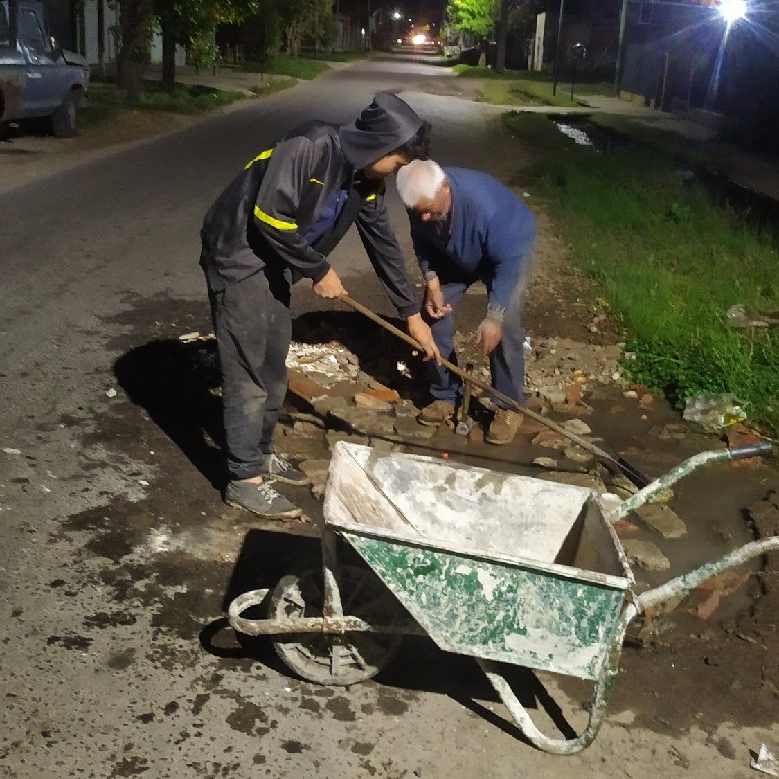 Gomeros del Barrio Palihue arreglan la 122 a diario