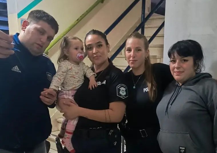 Policias le salvaron la vida a una niña que se había ahogado en su casa de 6 y 620