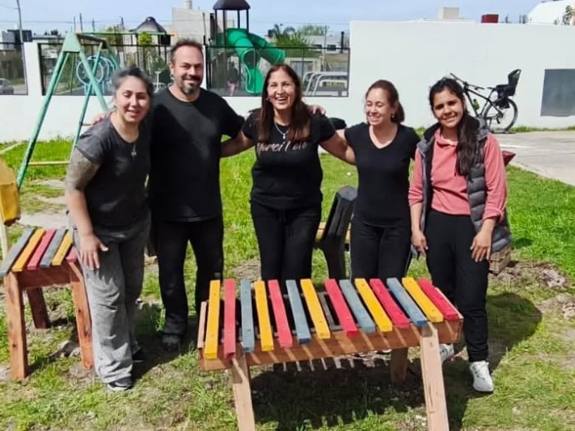 Alumnos y alumnas de un Jardín de Villa Elvira ya disfrutan de su plaza sonora