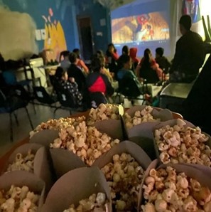 Niños de un barrio local asistieron a un cine comunitario: Los recibieron con pochoclos