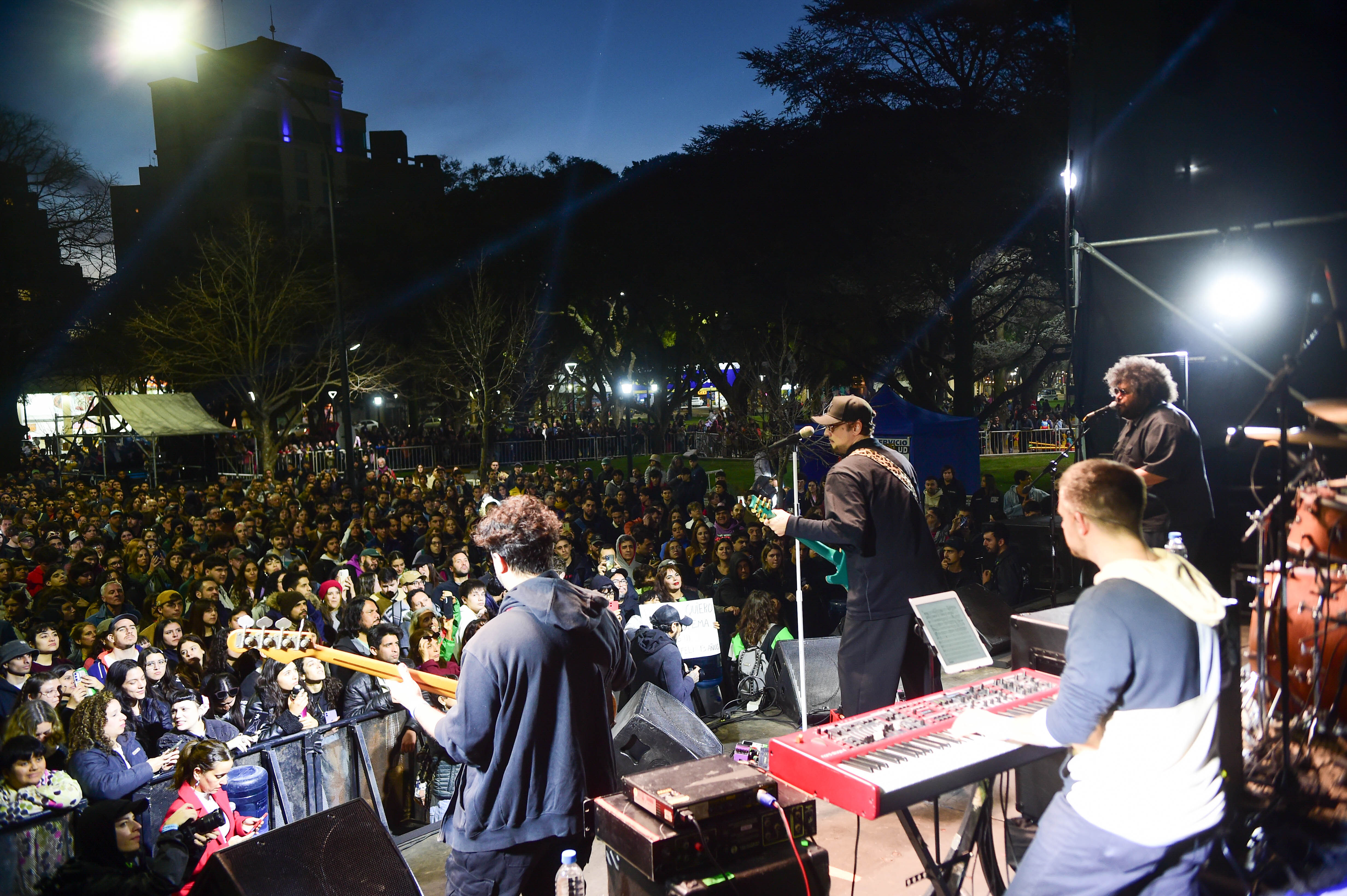 Dante Spinetta hizo vibrar a una multitud de vecinos y deslumbró con un show gratuito en Plaza Rocha