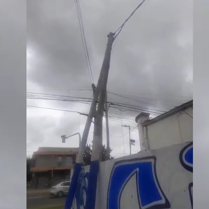 El paso del temporal de viento provocó cortes de energia en hogares de la localidad