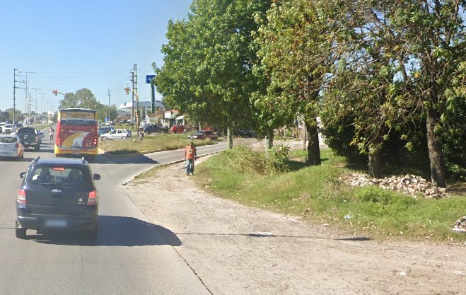 Por falta de veredas: Infinidad de vecinos caminan por el borde de la Ruta 11