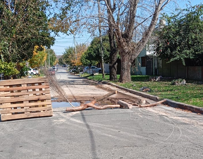 Vecinos cortan una calle para evitar accidentes ante un tremendo pozo