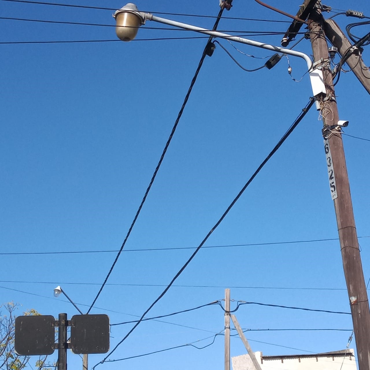 Cansados de pagar por la luz del barrio le piden a la Delegación que mande a reparar luminarias