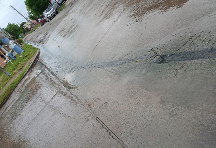 Un río de agua se pasea por las calles de Villa Alba