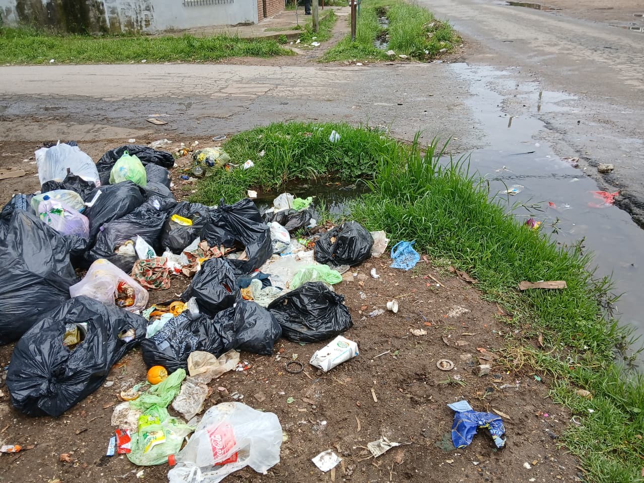 Tiran la basura en cualquier lado y el barrio sufre de cruces de calles tapados por la mugre