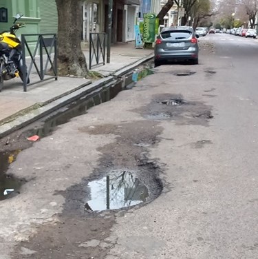Los pozos impiden el estacionamiento en un sector céntrico platense