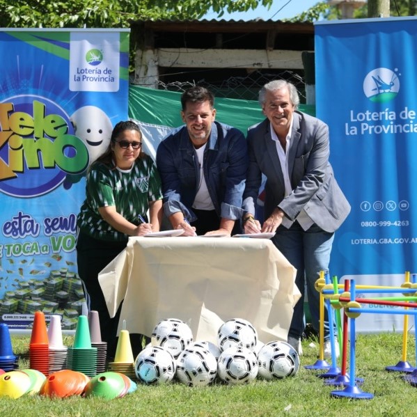 Atanasof trajo una importante donación de material deportivo a una institución de la zona
