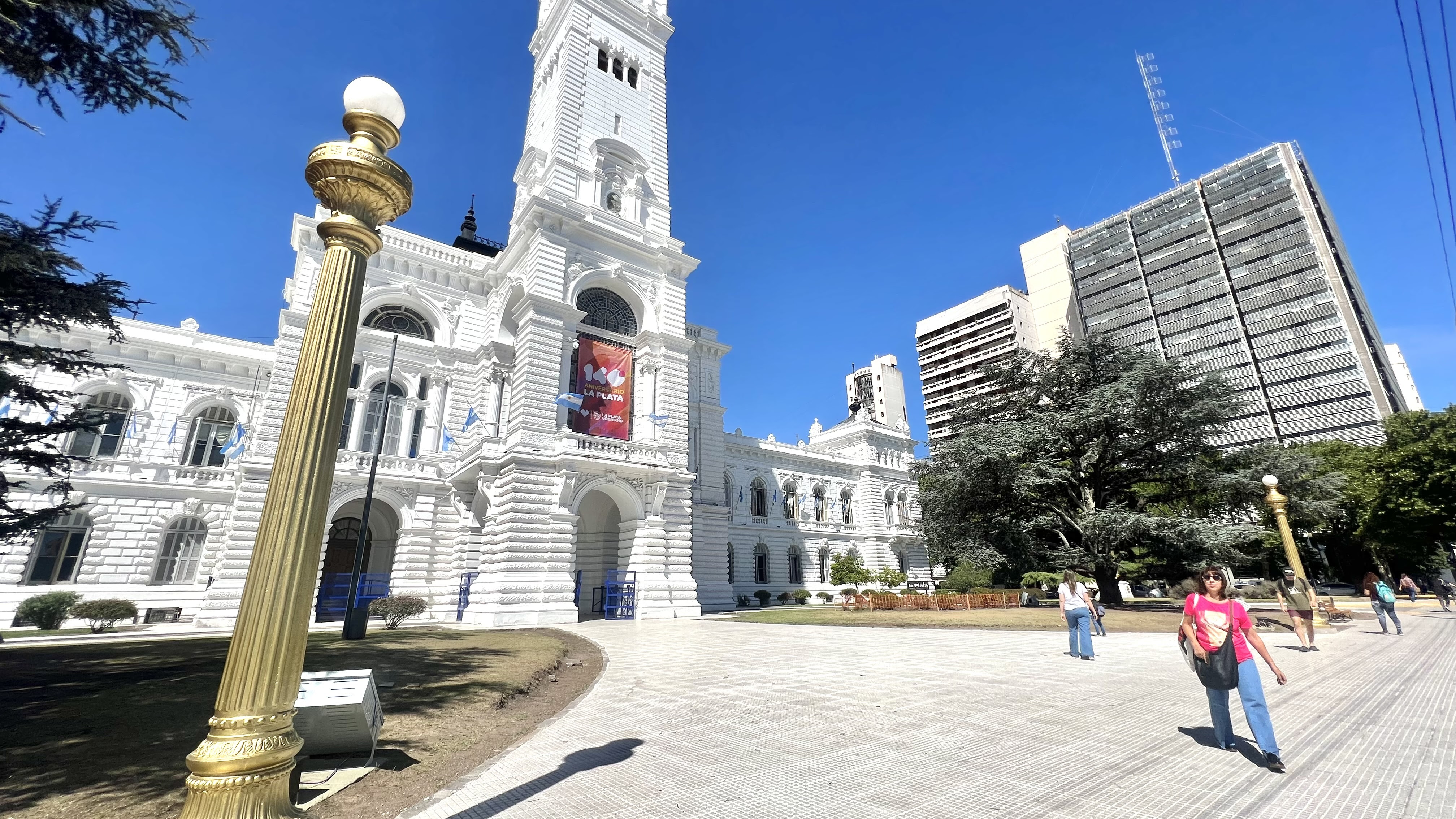 Alak anunció la remodelación de Plaza Moreno: Vecinos piden que se fijen prioridades en los gastos