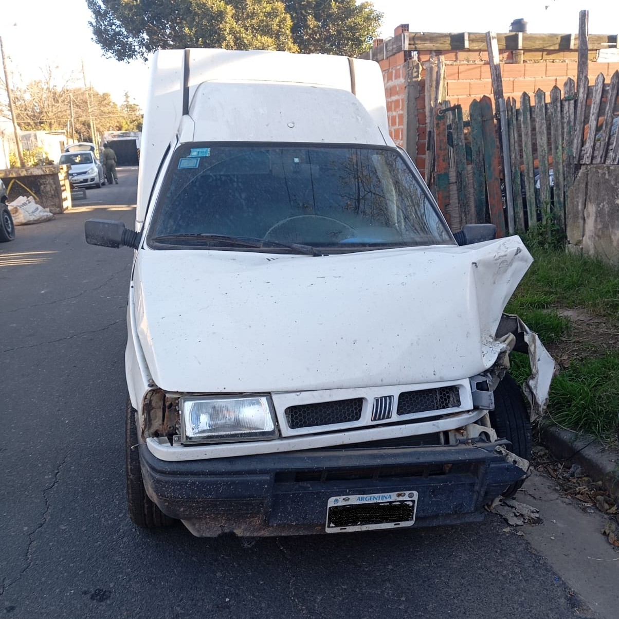 La policía recuperó una camioneta robada que había sido abandonada por los delincuentes