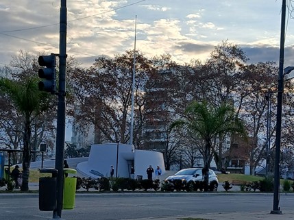 Un olvido que no puede pasar: El Monumento de Plaza Belgrano sin bandera durante el día de la Independencia