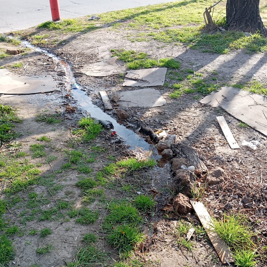 Continúan las pérdidas de agua que decantan sobre la avenida 80