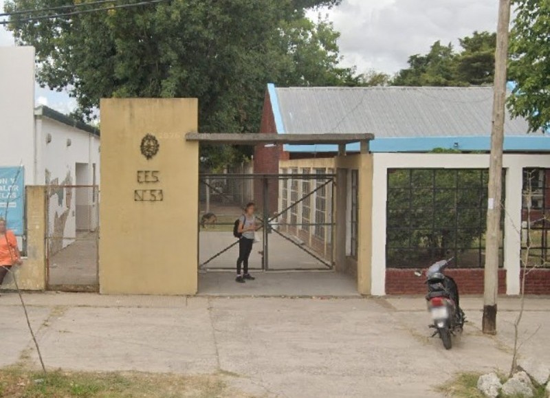 Escuela secundaria de Los Hornos sin clases esta semana por baños rotos: Esperan al Consejo Escolar