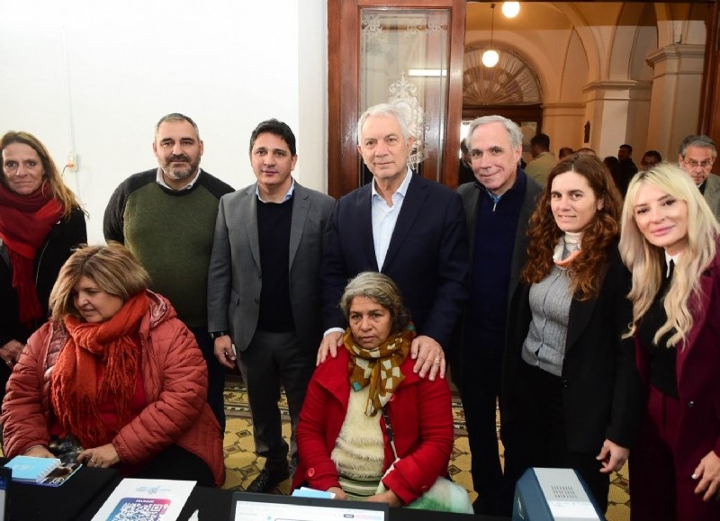 Entregaron pases multimodales para garantizar el acceso gratuito al transporte público a personas con discapacidad y trasplantadas