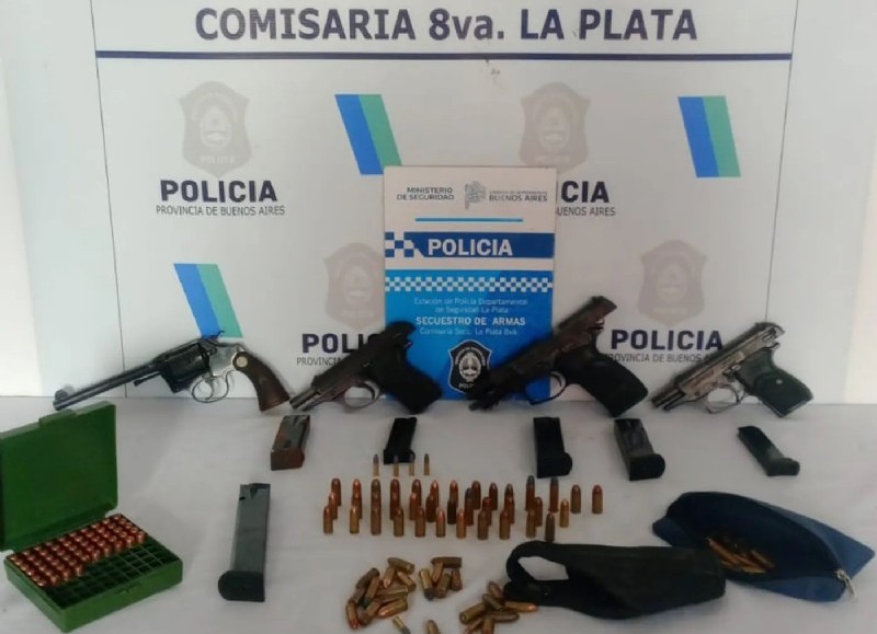 Arrestaron a un sujeto que llevaba varias armas: Vecinos alertaron al 911 luego de que efectuara disparos