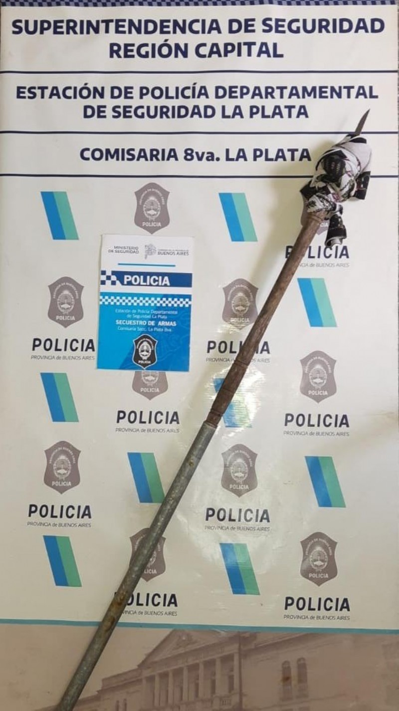 Tramontina asegurada con trapo a un palo de escoba